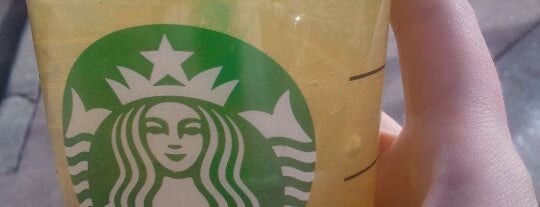 Starbucks is one of Locais curtidos por Valerie.