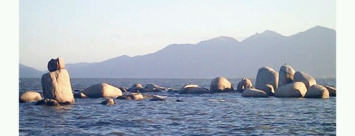 Praia do Itaguaçu is one of Nice places to visit around Florianópolis.
