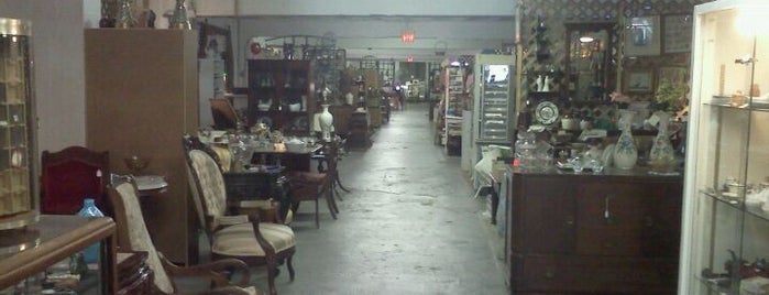 Lexington Park Antiques is one of Gerさんのお気に入りスポット.