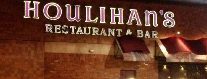 Houlihan's is one of Tempat yang Disukai Johnika.