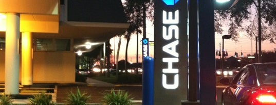 Chase Bank is one of Lugares favoritos de Lizzie.