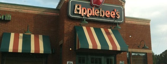 Applebee's Grill + Bar is one of สถานที่ที่ Gisele ถูกใจ.