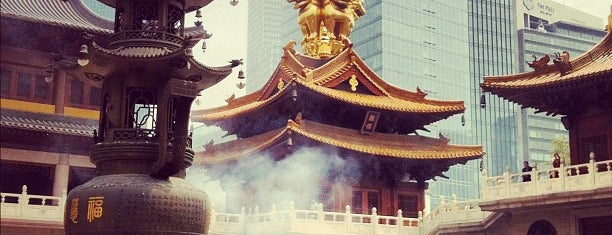 Jing'an Temple is one of Shanghai (上海).