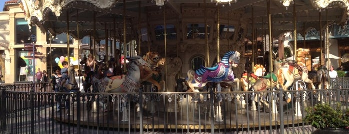 Carousel is one of Lugares favoritos de Ryan.