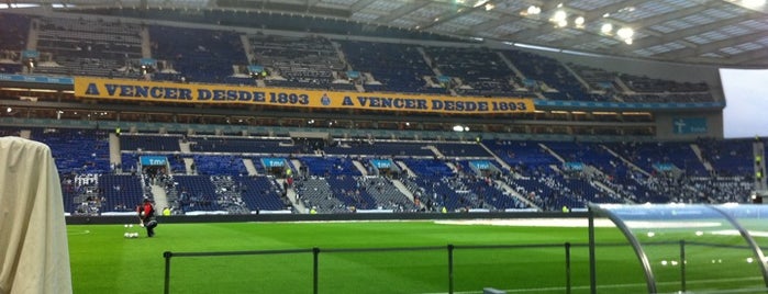 Estádio do Dragão is one of locais.