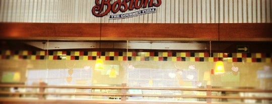 Boston's The Gourmet Pizza is one of Tempat yang Disukai Emilio.