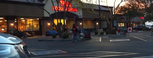 Fry's Food Store is one of สถานที่ที่ Bob ถูกใจ.