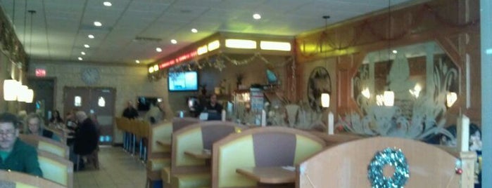 Red Bank Diner is one of Tempat yang Disukai Luke.