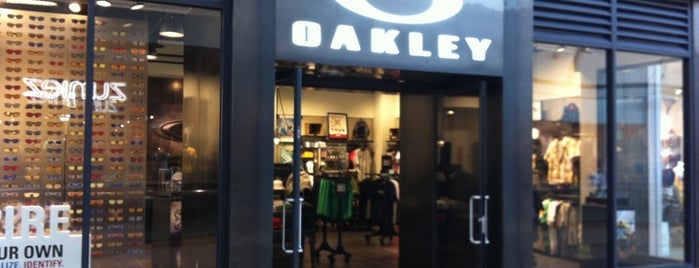 oakley stores around me