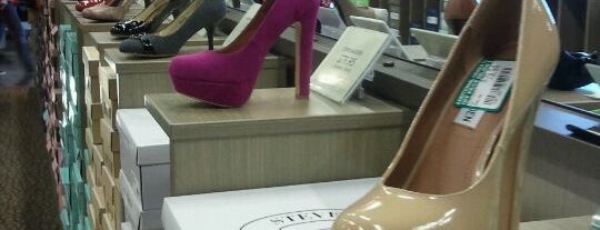 DSW Designer Shoe Warehouse is one of Orte, die D. gefallen.