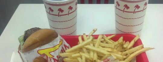 In-N-Out Burger is one of Tempat yang Disukai Critsy.