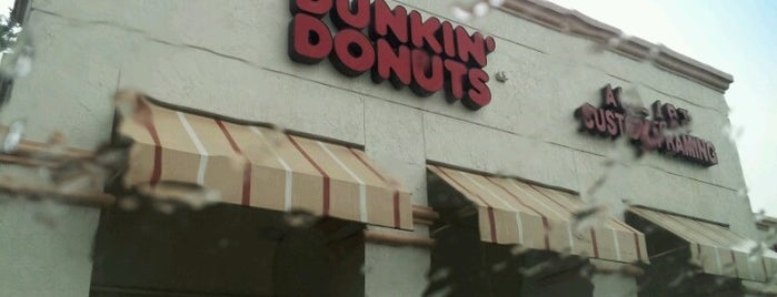 Dunkin' is one of สถานที่ที่ Lizzie ถูกใจ.