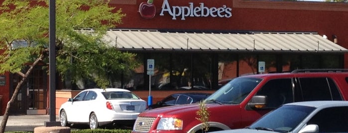 Applebee's Grill + Bar is one of สถานที่ที่ Karla ถูกใจ.