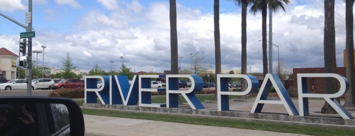 River Park Shopping Center is one of Orte, die Enrique gefallen.