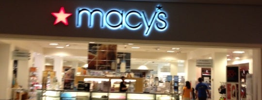 Macy's is one of Brendaさんのお気に入りスポット.