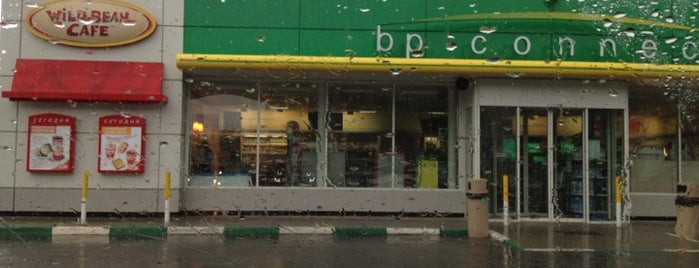 АЗС BP & Wild Bean Café is one of Lieux qui ont plu à Ксения.