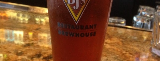 BJ's Restaurant & Brewhouse is one of Lugares guardados de Janet.