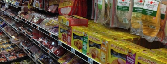 Gristedes Supermarkets is one of Tempat yang Disukai Nina.