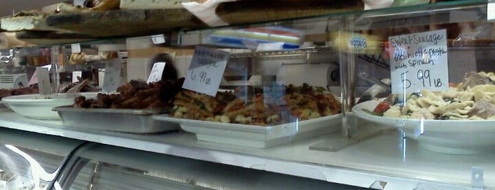 Frigo's Deli is one of Kelly'in Beğendiği Mekanlar.