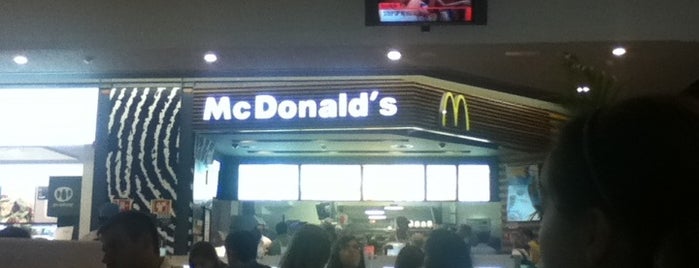 McDonald's is one of Locais onde estive.