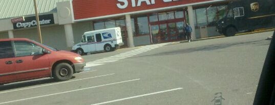 Staples is one of Lugares favoritos de Rozanne.