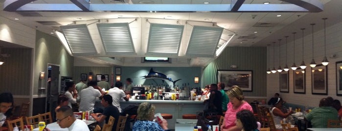 Islander Bar & Grill is one of Tempat yang Disukai Aristides.