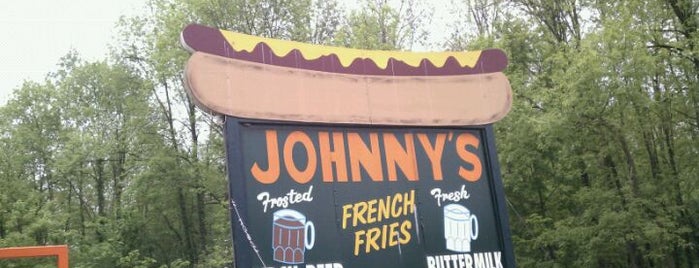 Hot Dog Johnny's is one of Tempat yang Disukai Carolyn.