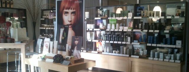 Level Salon is one of Hyde Park Village Retailers.