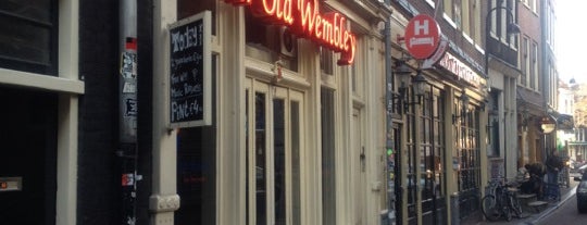 Café Old Wembley is one of Tempat yang Disukai Wendy.