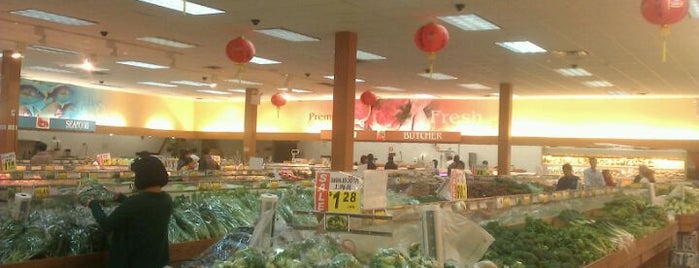 Great Wall Supermarket 大中華 is one of Lugares favoritos de Steve.