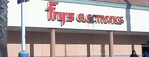 Fry's Electronics is one of สถานที่ที่ Ryan ถูกใจ.