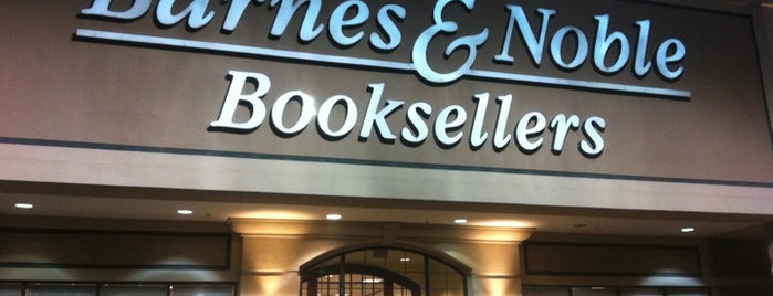 Barnes & Noble is one of สถานที่ที่ Tony ถูกใจ.