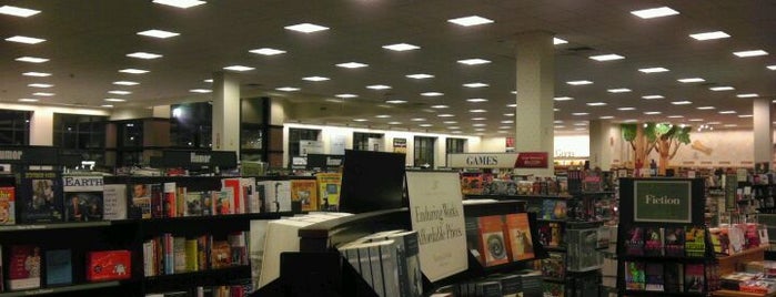 Barnes & Noble is one of Erica'nın Beğendiği Mekanlar.