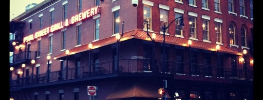 Pearl Street Grill & Brewery is one of Locais curtidos por Allie.