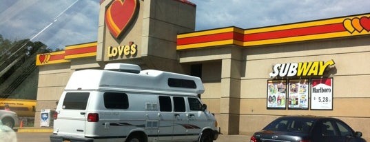 Love's Travel Stop is one of Lugares favoritos de Jay.