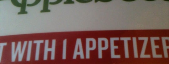 Applebee's Grill + Bar is one of Tempat yang Disukai Chad.