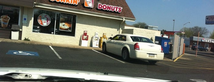 Dunkin' is one of Locais curtidos por Danii.