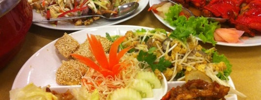 Ruen Petch Suki And Restaurant is one of Must-visit Food in Bangkok & Across the country.