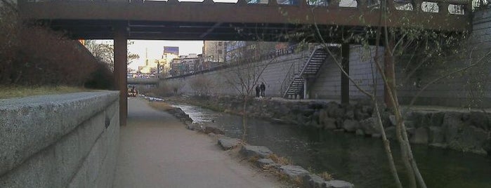수표교 is one of Bridges over Cheonggyecheon.