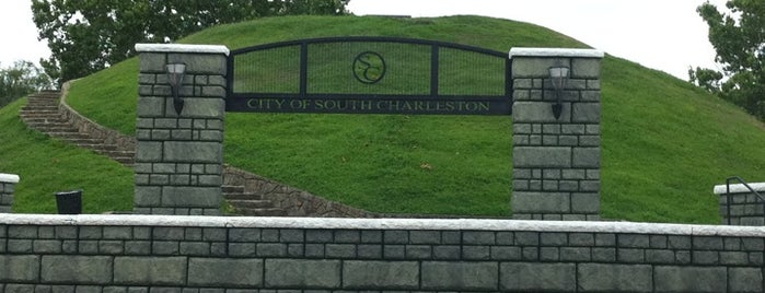 South Charleston Mound is one of Orte, die Mark gefallen.