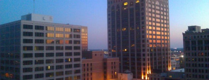 Milwaukee Athletic Club Rooftop is one of Tempat yang Disukai Duane.