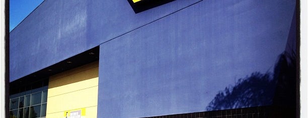 Best Buy is one of Bryanさんのお気に入りスポット.