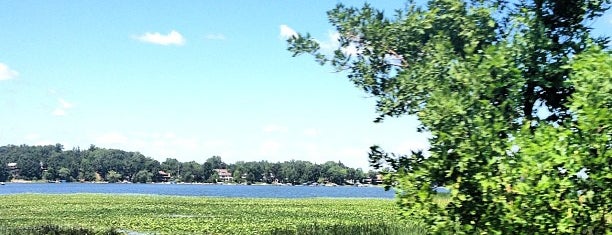 Lake Minnewashta is one of Lugares favoritos de Alan.