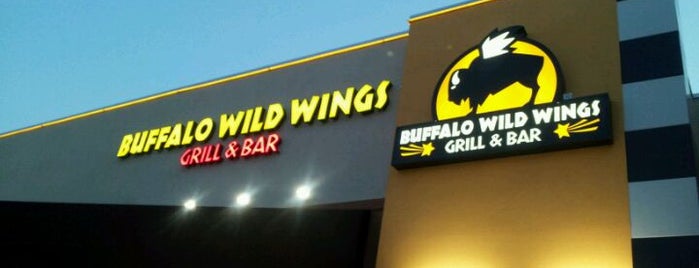 Buffalo Wild Wings is one of Locais salvos de Aimee.