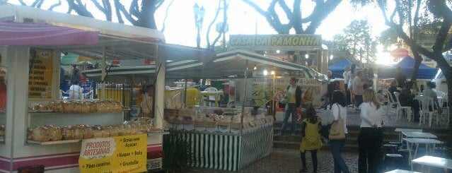 Feira Noturna do Champagnat is one of Places.