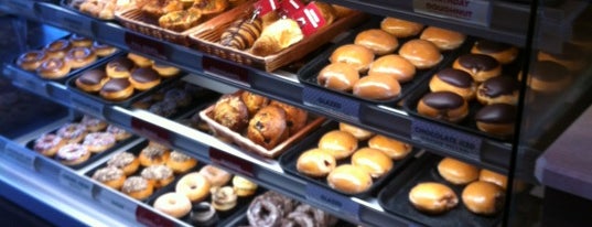 Krispy Kreme Doughnut Cafe is one of Posti che sono piaciuti a Annuh.
