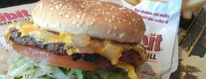 The Habit Burger Grill is one of Locais curtidos por Karen.