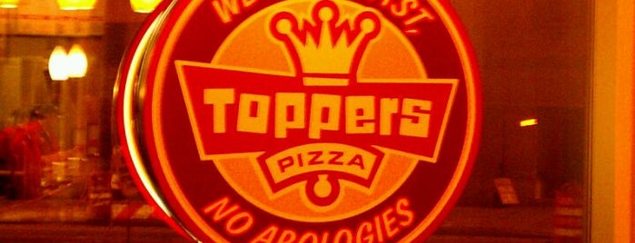Toppers Pizza is one of สถานที่ที่ Roberto ถูกใจ.