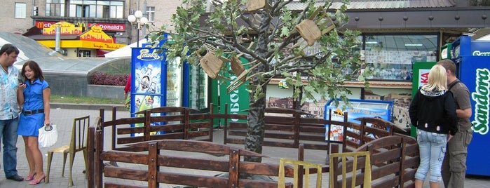 Дерево со стульями is one of Необычные киевские памятники.