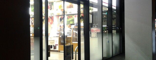 ナチュラルローソン 新横浜三丁目店 is one of 新横浜マップ.